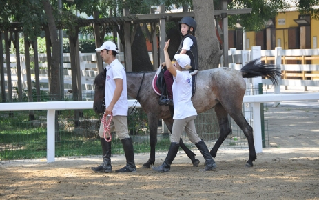 Gaziosmanpaşa Belediyesi ve Türkiye Jokey Kulübü’nün işbirliğiyle otizmli çocuklar at