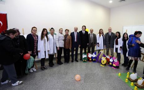 Sultangazi Belediye Başkanı Cahit Altunay, eserleri beğeniyle inceleyerek öğrencileri tebrik