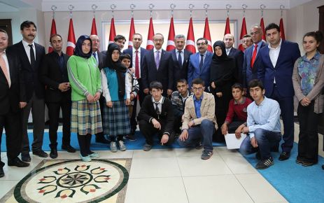 Ensar Vakfı öğrencilerine ödül Muş Valisi Seddar Yavuz, Milli Eğitim Bakanlığı ile Ensar Vakfı