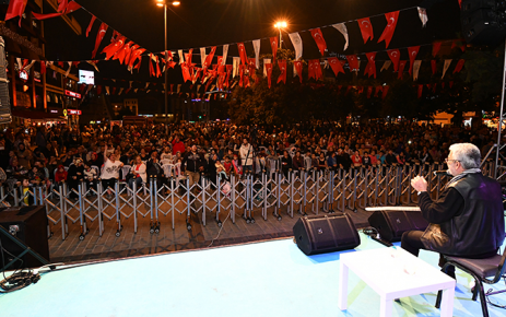 Esat Kabaklı, Ramazan etkinlikleri kapsamında Gaziosmanpaşa Meydanı’nda düzenlenen konserde sevenleriyle