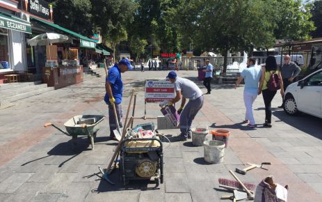 Eyüp Belediyesi Fen İşleri Müdürlüğü ekipleri, mahalle ve sokaklarda sürdürdüğü