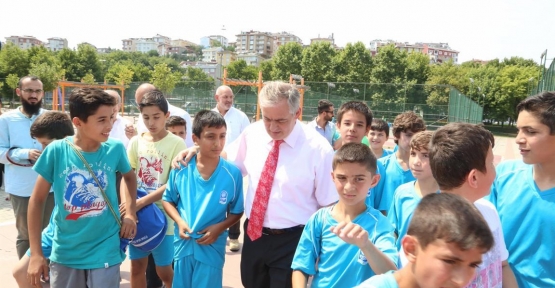 Eyüp Belediye Başkanı Remzi Aydın, gençleri Vialand gezisi ile de