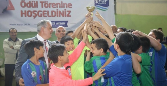 Eyüp Belediye Başkanı Remzi Aydın “Eyüp Okular Arası Hentbol Turnuvası”nda