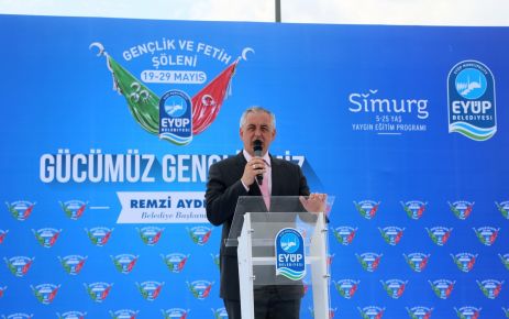 Eyüp Belediye Başkanı Remzi Aydın, Fetih şöleninde yürüdü. 