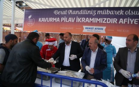 Eyüp Belediyesi camii avlusunu dolduran binlerce vatandaşa artık geleneksel hale
