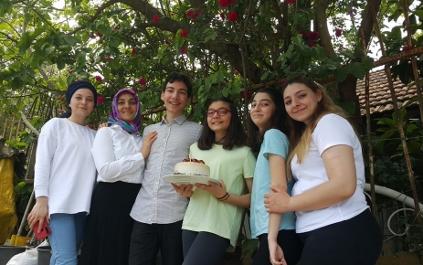 Fatma Naz Yar, doğum günü pastasını botanik kır bahçesinde aile