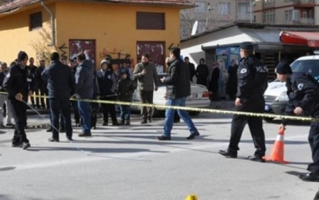 İstanbul Gazi Mahallesi'nde 'dur' ihtarına uymayan iki kişi polisle çatışmaya