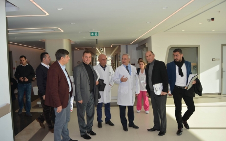Gaziosmanpaşa AK Parti heyeti hastane ziyaretinde AK Parti Gaziosmanpaşa İlçe Başkanlığı Sağlık Komisyonu,Avrasya Hastanesinde incelemelerde bulundu.