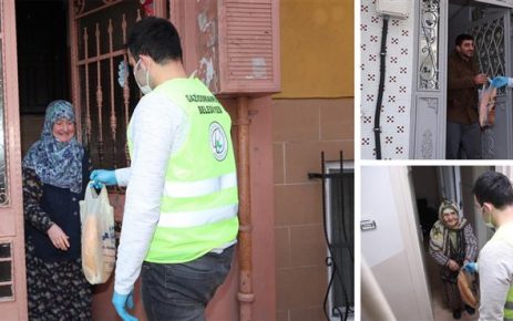 Gaziosmanpaşa Belediyesi ekipleri ve Vefa Sosyal Destek Grubu, vatandaşların ekmek