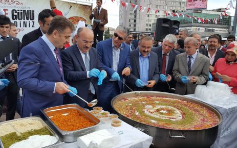 Gaziosmanpaşa Belediye Başkanı Hasan Tahsin Usta "Aşure, paylaştıkça bereketlenen, yedikçe