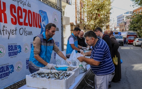 Gaziosmanpaşa’daki ihtiyaç sahiplerine balık dağıtılmaya devam ediliyor.