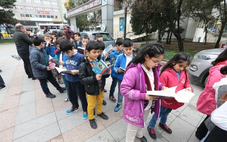 Gaziosmanpaşa Meydanı’nda gerçekleştirdikleri kitap okuma etkinliği düzenlendi.