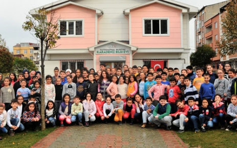 Gaziosmanpaşa Belediyesi, Bilgi Evleri ve Gençlik Merkezi kapılarını gençlere açarak,