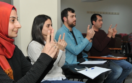 Gaziosmanpaşa Belediyesi Küçükköy Gençlik Merkezi’nde verilen İşaret Dili kursu düzenledi.