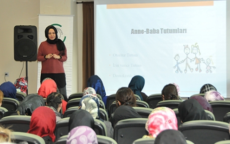 Gaziosmanpaşa Belediyesi, çocuk eğitiminde dikkat edilmesi gerekenler konusunda verdiği seminerlere