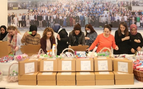 Gaziosmanpaşa Belediyesinin kadın personelleri, depremzede kadınlar için gönüllü olarak hijyen