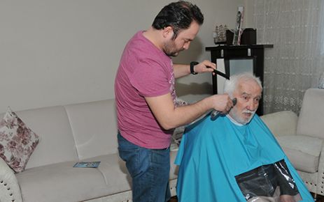 Gaziosmanpaşa Belediyesi’nin ilçedeki yaşlı ve hastalara yönelik verdiği ücretsiz berber