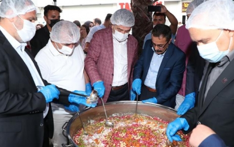 Gaziosmanpaşa Belediyesi geleneksel aşure ikramını sürdürdü Gaziosmanpaşa Belediyesi, Muharrem ayı etkinliği kapsamında vatandaşlara 3 ton aşure