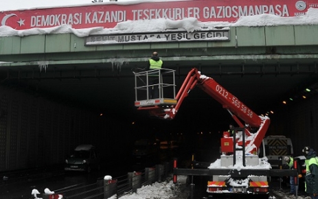Gaziosmanpaşa'da yoğun kar yağışı ve soğuk sonucu binalarda ve alt