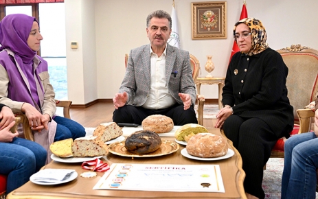 Gaziosmanpaşa Belediye Başkanı Hasan Tahsin Usta, Gaziosmanpaşa’nın ödüllü aşçılarını makamında