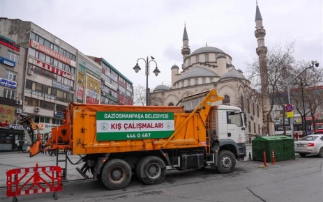 Gaziosmanpaşa Belediyesi, tuzlama ve yol açma ekipleriyle ilçenin belli noktalarında