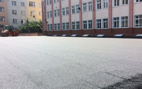 Gaziosmanpaşa Belediyesi, okul bahçelerini asfaltladı.