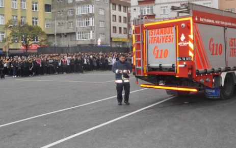 Gaziosmanpaşa Belediyesi, okullarda düzenlediği tatbikatlarla, yangın afetine karşı uygulamalı eğitimler