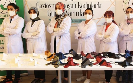 Gaziosmanpaşa Belediyesi, koronavirüsle mücadele kapsamında yıkanabilir kumaştan ürettiği özel tasarım