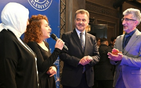 Gaziosmanpaşa Belediye Başkanı Hasan Tahsin Usta, ilçede görev yapan öğretmenleri,