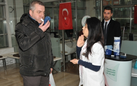 Gaziosmanpaşa Belediyesi, sigara içenleri olası sağlık sorunlarına karşı uyarmak amacıyla