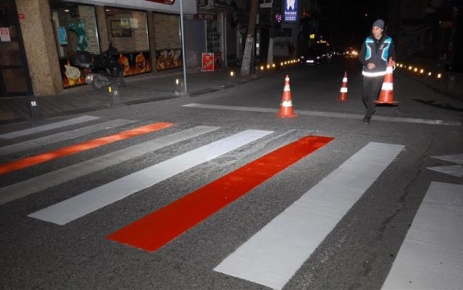 Gaziosmanpaşa Belediyesi, ilçedeki yaya geçitlerinin ortasına kırmızı şerit çizdi. 