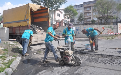 Gaziosmanpaşa Belediyesi, ilçenin 35 farklı noktasında bakım-onarım, asfalt, tretuvar ve