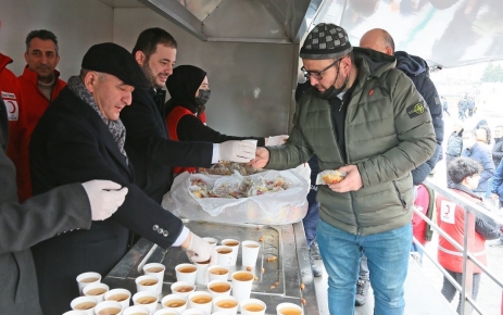 Gaziosmanpaşa Belediyesi, Çanakkale kahramanları anısına Gaziosmanpaşalılara hoşaf ve ekmek ikramında