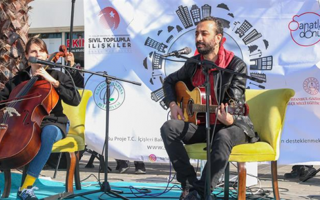 Gaziosmanpaşa Belediyesi’nin, sokak konserleri, tiyatrolar, çocuk etkinlikleri ve sahne gösterileri sürüyor Gaziosmanpaşa Belediyesi Sanat Akademisi, birçok noktada açık hava etkinlikleri düzenledi.