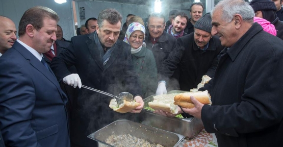 Gaziosmanpaşa Tırabzonlular derneği halka hamsi ikram etti.
