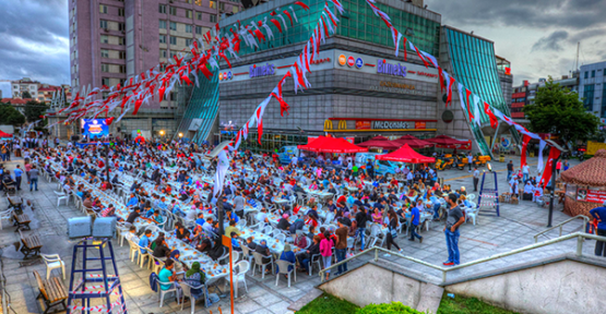 Gaziosmanpaşa Belediyesinin düzenlediği iftar sofralarının ilki belediye meydanında yapıldı.