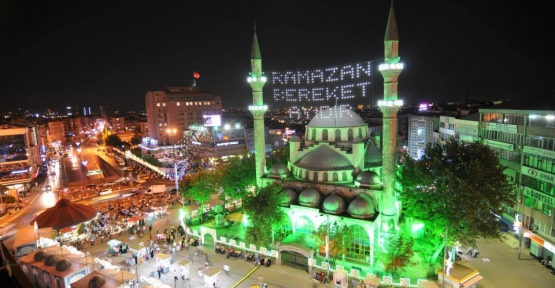 Gaziosmanpaşa Belediye Başkanı Hasan Tahsin Usta,Ramazanda sokak iftarlarında halkla birlikte