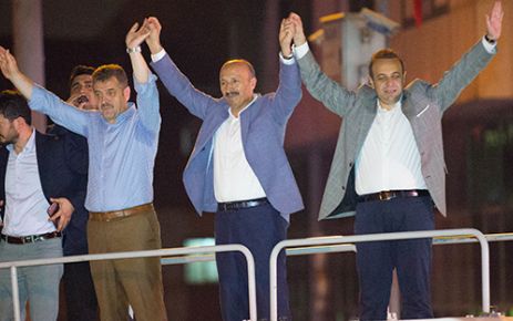 Gaziosmanpaşa halkı, darbe girişimcilerini protesto ederek, vatan ve demokrasi nöbetini