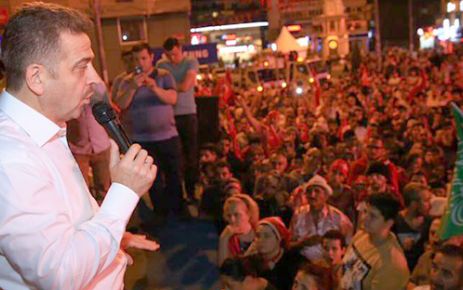 Gaziosmanpaşa darbecileri istemiyor Gaziosmanpaşalılar 15 Temmuz Cuma gününden beri meydanları doldurmaya devam etti.