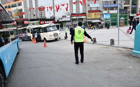 Gaziosmanpaşa Belediyesi Zabıta Ekipleri, ilçede yolcu taşımacılığı yapan minibüsleri denetledi.