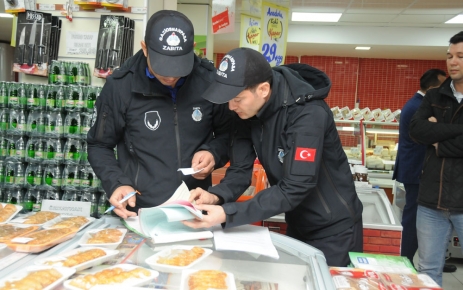 Gaziosmanpaşa Belediyesi zabıta ekipleri etiket ve gramaj hilesi yapan işletmeleri