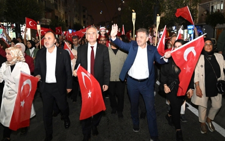 Gaziosmanpaşa'da 29 Ekim Cumhuriyet Bayramı kutlamaları, renkli görüntülere sahne oldu.