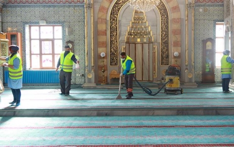 Gaziosmanpaşa’da 76 cami ve 11 mescit detaylı olarak temizlendi Gaziosmanpaşa Belediyesi, 76 adet cami ve 11 adet mescidin temizlik