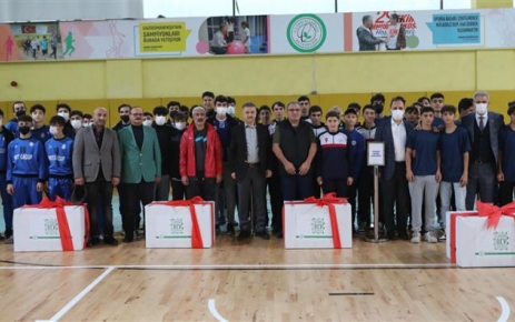 Gaziosmanpaşa Belediyesi, ilçedeki 23 amatör spor kulübüne 600 bin lira