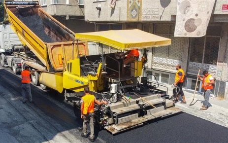 Gaziosmanpaşa Belediyesi, ilçe genelinde yol bakım, onarım ve asfaltlama çalışmalarını