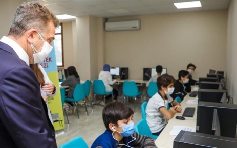 Gaziosmanpaşa Belediyesi, on bilgi evinde oluşturduğu EBA Destek Noktasıyla uzaktan