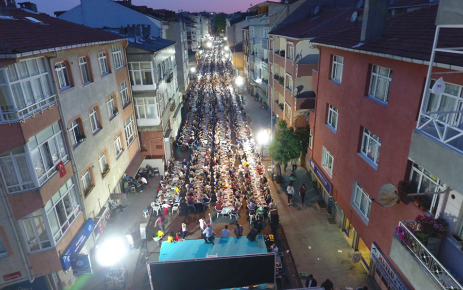 Gaziosmanpaşa Belediyesi, geleneksel sokak iftarlarının ilkini Yenidoğan-Karlıtepe'den başlattı.