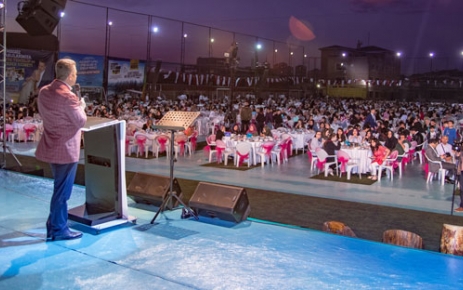 Gaziosmanpaşa'da mezuniyet sevinci yaşayan 5 bin liseli, birlikte iftar yapmanın