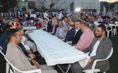 AK Parti Gaziosmanpaşa İlçe Başkanlığının düzenlediği iftara, teşkilat mensupları ve