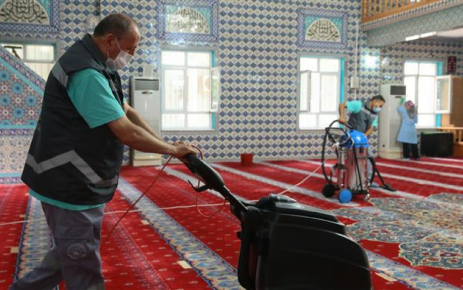 Kurban Bayramı öncesi Gaziosmanpaşa'daki tüm camilerde temizlik çalışmaları hız kazandı.